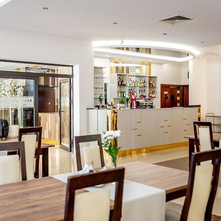 Hotel Trzy Korony à Głogów Małopolski Extérieur photo