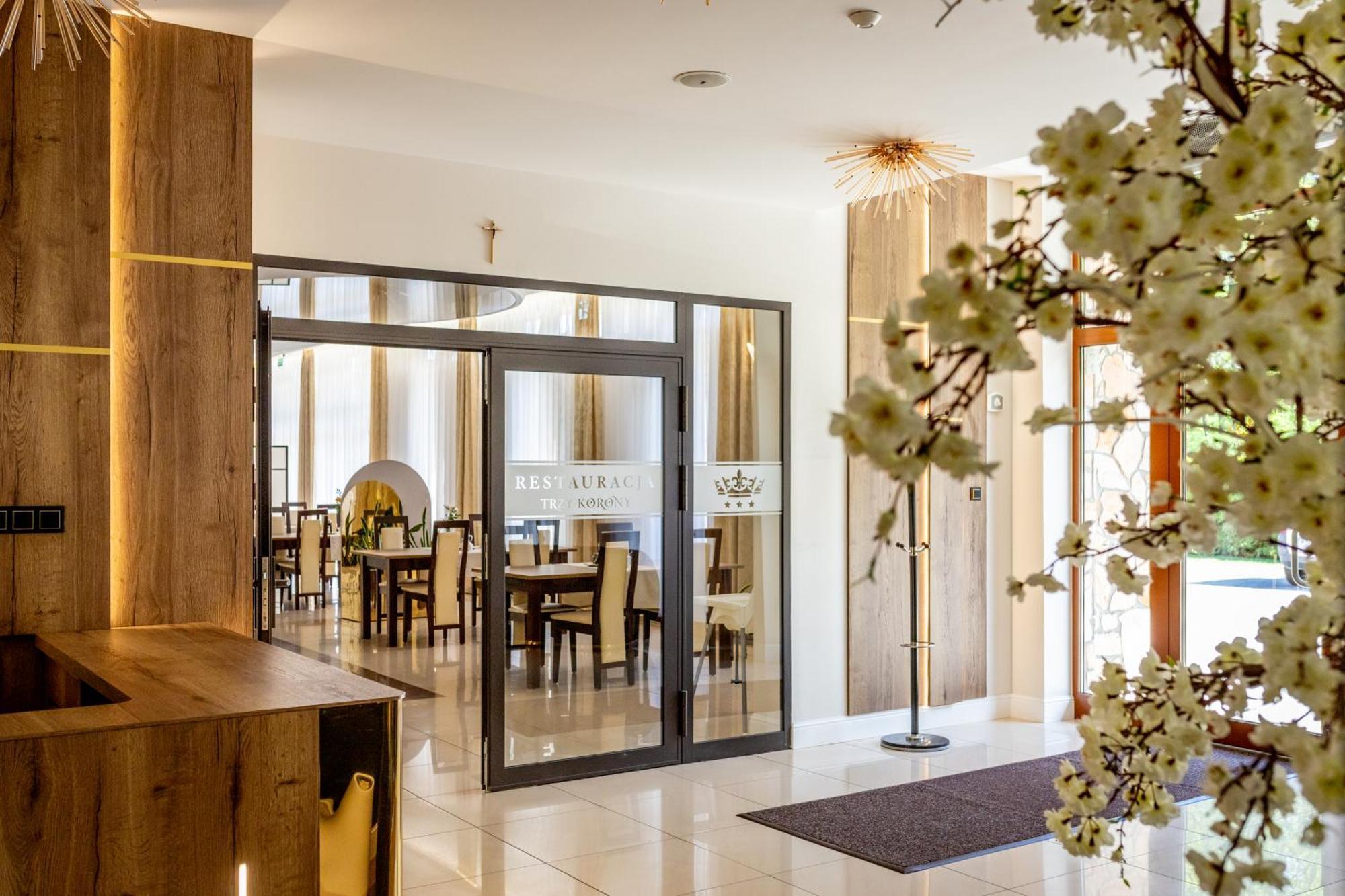 Hotel Trzy Korony à Głogów Małopolski Extérieur photo