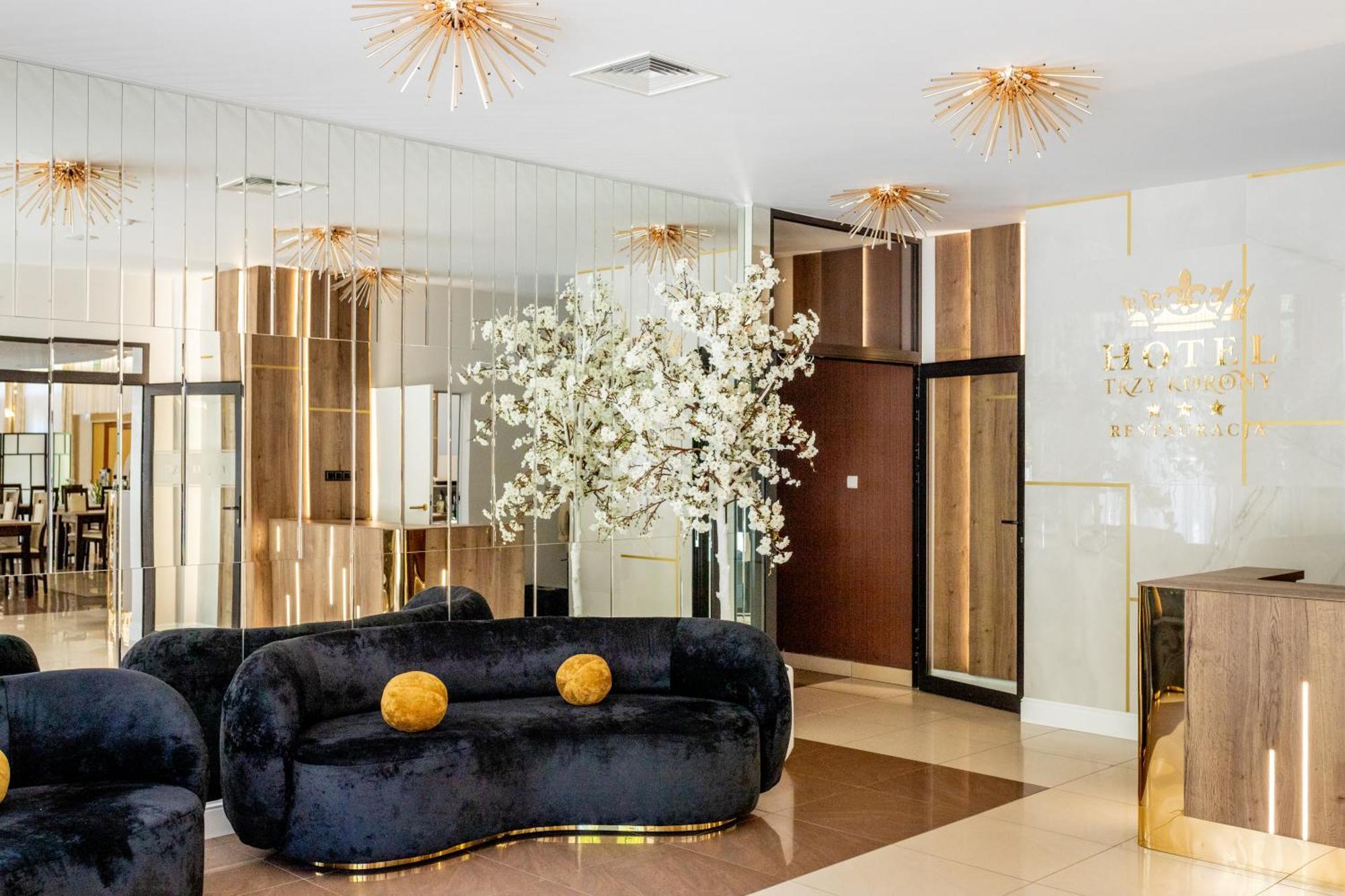 Hotel Trzy Korony à Głogów Małopolski Extérieur photo