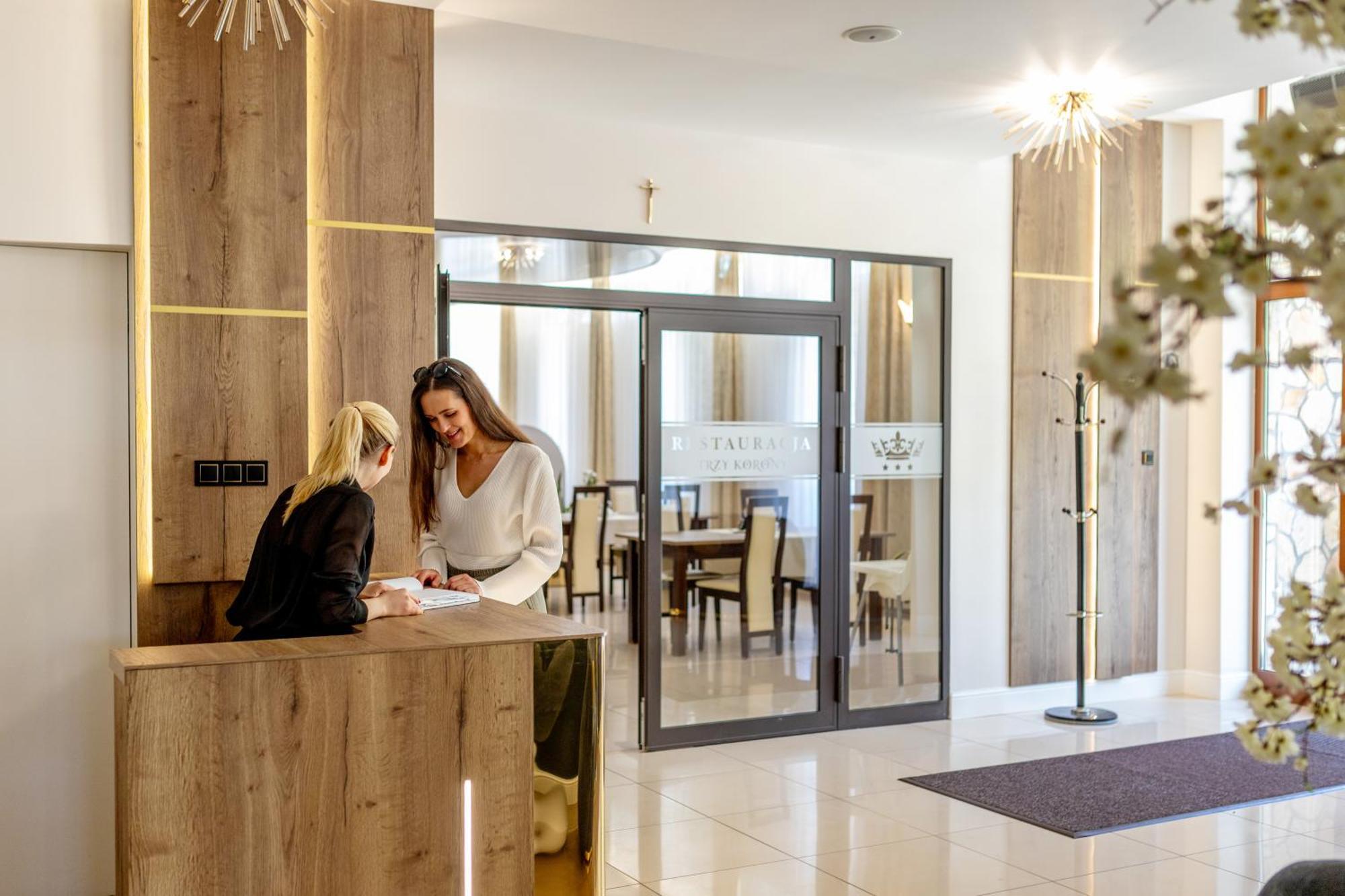 Hotel Trzy Korony à Głogów Małopolski Extérieur photo