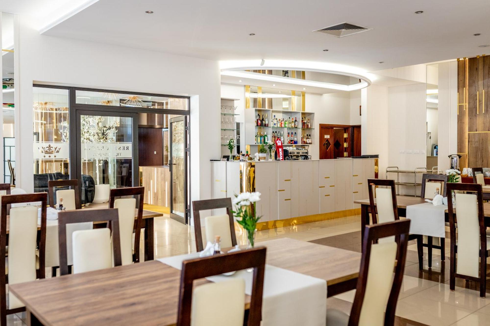 Hotel Trzy Korony à Głogów Małopolski Extérieur photo