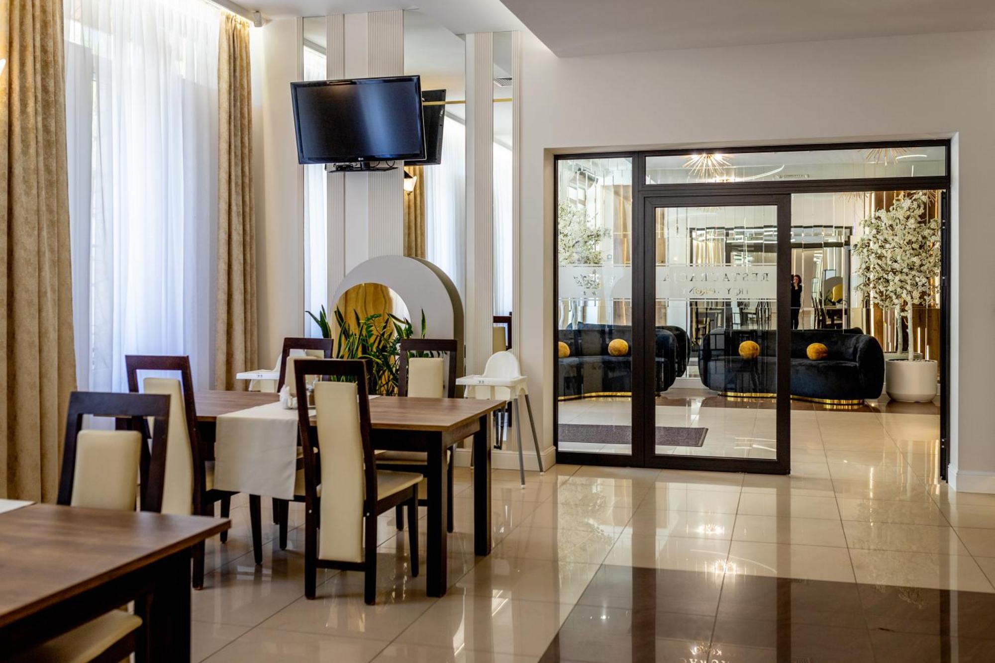 Hotel Trzy Korony à Głogów Małopolski Extérieur photo