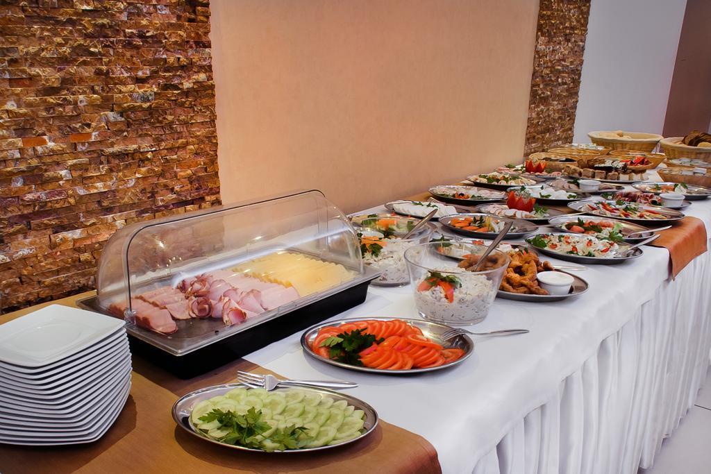 Hotel Trzy Korony à Głogów Małopolski Extérieur photo