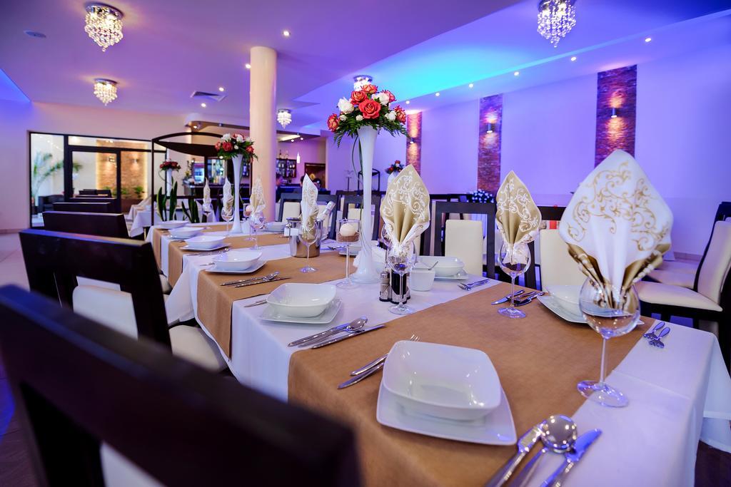 Hotel Trzy Korony à Głogów Małopolski Extérieur photo
