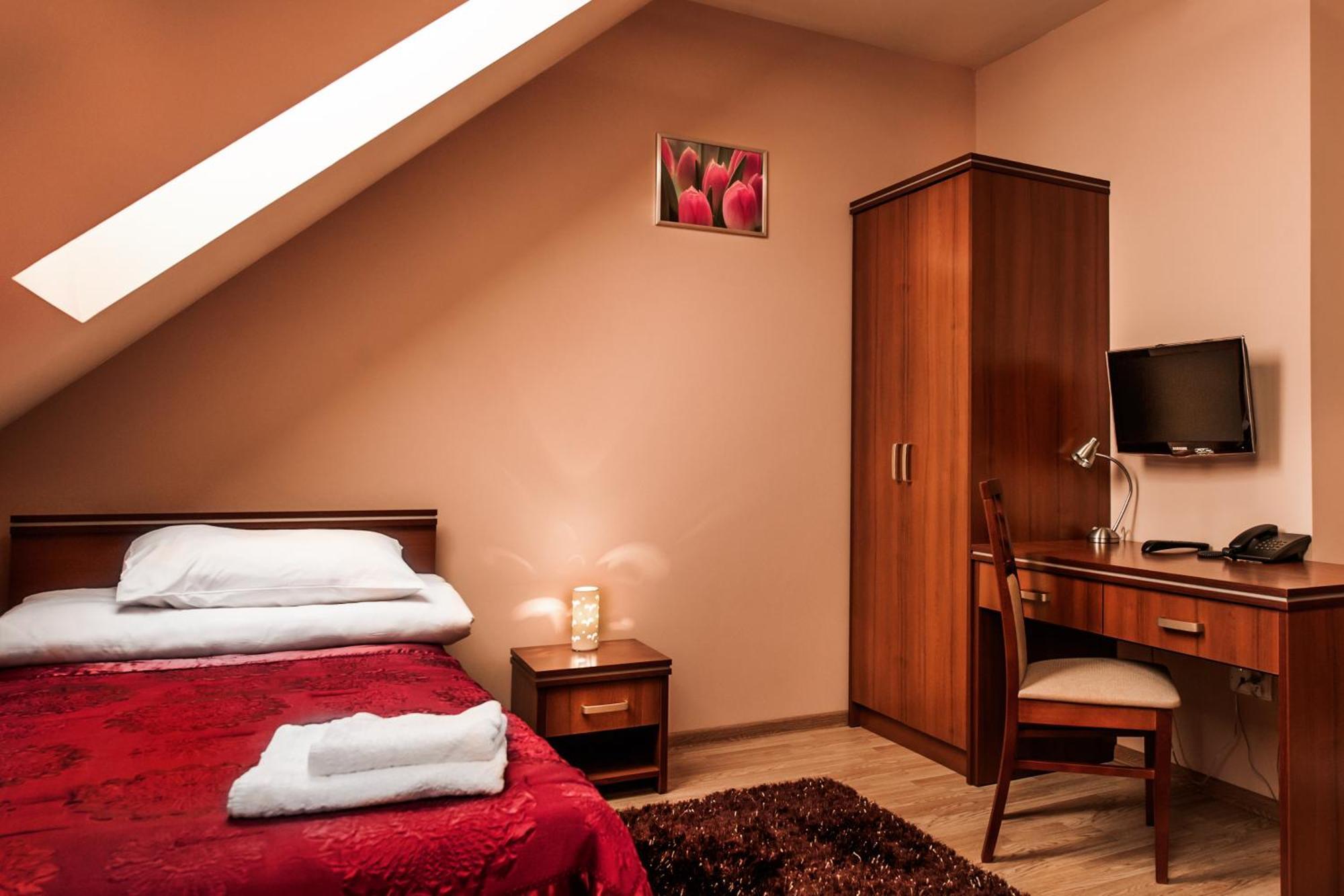 Hotel Trzy Korony à Głogów Małopolski Extérieur photo